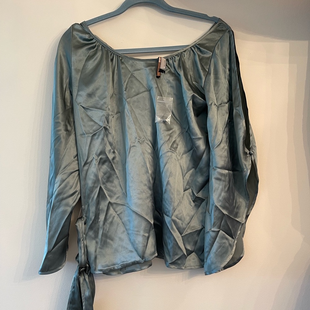 Cute silk long sleeve shirt with slit on sleeves!